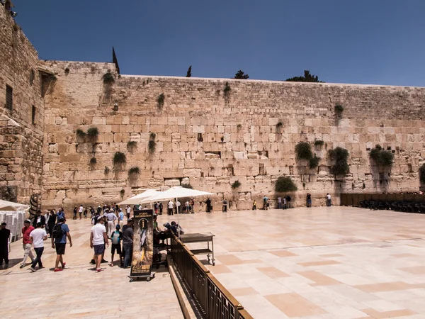 JERUSALEM - Juli 15: Jewish prayers and pilgrims beside Western — Stock Photo, Image