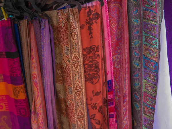 Bunte Schals hängen an einem Regal im Geschäft — Stockfoto