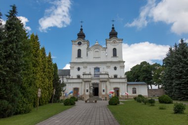 Dukla, Polonya - 22 Temmuz 2016: Mary tapınak of St. John, Dukla Dukla içinde önünde eski heykeli