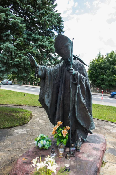 Dukla, Polonia - 20 de julio de 2016: Estatua de San Juan Pablo III en fr — Foto de Stock