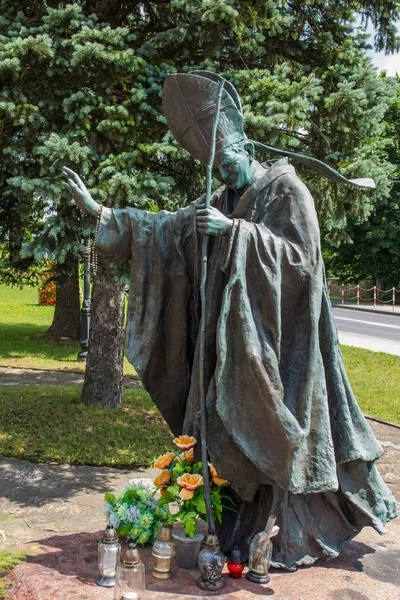 Dukla, Polen - 20 juli 2016: Standbeeld van St. Johannes Paulus Iii in fr — Stockfoto