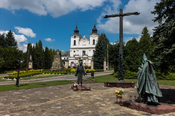 Dukla, Lengyelország - 2016. július 20.: Emlékmű és a szentély of St. John o — Stock Fotó