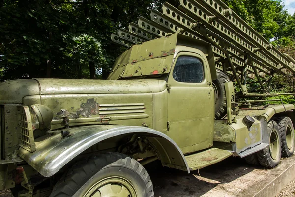 Старый автомобиль адаптирован как военный гранатомет, стоящий на площади — стоковое фото