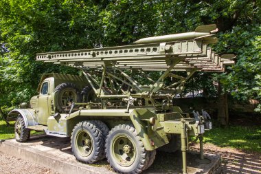 Eski araba olarak sq bir askeri Roket Fırlatıcı ayakta adapte