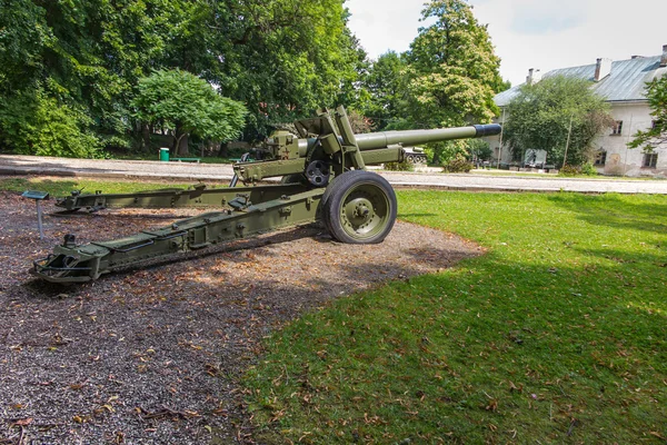 Old military cannon in front of the museum in Dukla — Stock Photo, Image