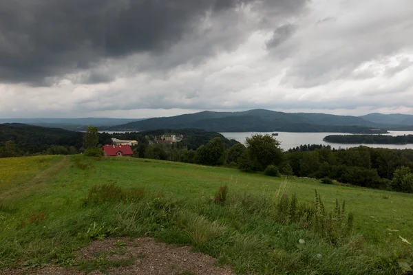 Wasserreservoir solina im Bieszczady in Polen — Stockfoto