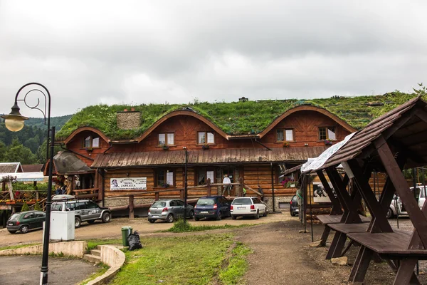 Cisna, Polen - 19 juli 2016: Het huis met een dak bedekt wi — Stockfoto