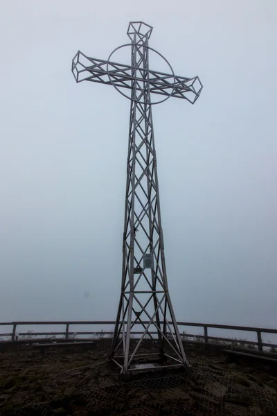 Stahlkreuz im Nebel (Tarnica, Bieszczady, Polen)) — Stockfoto
