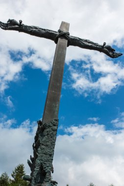 Dukla, Polonya - 22 Temmuz 2016: Papa John Paul II tarafından kutsandı çelenk yalvaran çapraz mutabakat dolaşık eller