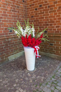 bir kuşak ile bir Vazoda beyaz ve kırmızı çiçekler