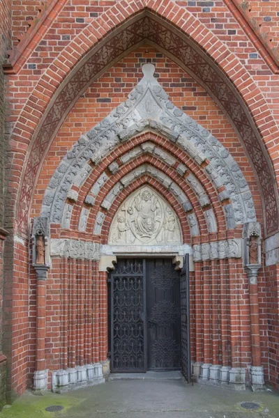 Fragment ściany i wejście i drzwi do kated — Zdjęcie stockowe