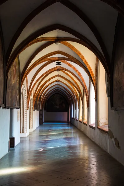 Pelplin, Polonia - 1 de septiembre de 2016: El claustro alrededor de una inne — Foto de Stock