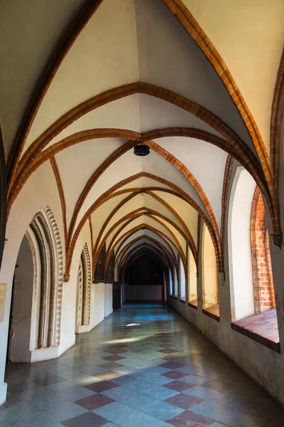 Pelplin, Polonia - 1 de septiembre de 2016: El claustro alrededor de una inne —  Fotos de Stock