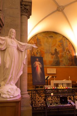 Paray Le Monial, Fransa - 13 Eylül 2016: Kilisenin içinde 