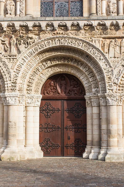 Exterior de la iglesia de Notre Dame la Grande en Poitiers, detalle de f — Foto de Stock