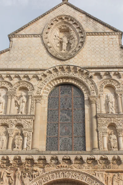 Exteriör av Notre Dame la Grande kyrkan i Poitiers, detalj av f — Stockfoto