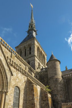 Güneşli bir adanın ünlü Le Mont Saint-Michel gelgit görünümü 