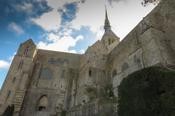 Vista de la famosa isla mareal de Le Mont Saint-Michel en un día soleado — Foto de Stock