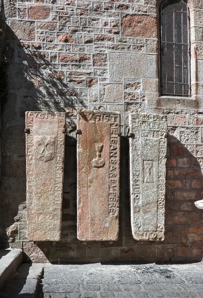 Фрагмент стены со старыми каменными плитами в Мон-Сен-Мишель — стоковое фото