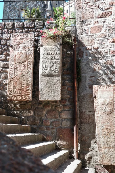 Fragment of the wall with old stone slabs in Mont-Saint -Michel — Stock Photo, Image