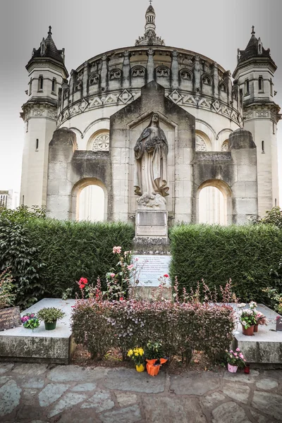 Lisieux, Francia - 7 de septiembre de 2016: Basílica de Santa Teresa de — Foto de Stock