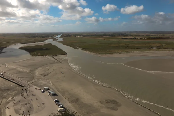 Vista de la carretera que conduce al Mont Saint Michel, Francia — Foto de Stock