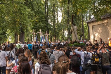 Polonya 'daki St. Anna Dağı' ndaki Aziz Anna tapınağındaki kutsal haçın yükselişinin dini kutlamaları.