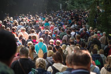 Polonya 'daki St. Anna Dağı' ndaki Aziz Anna tapınağındaki kutsal haçın yükselişinin dini kutlamaları.