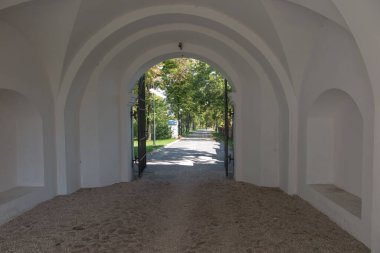 Polonya 'da Chelm' deki Meryem Ana 'nın Sığınağı' ndan çıkış kapısı gündüz vakti parkın yönündedir.)