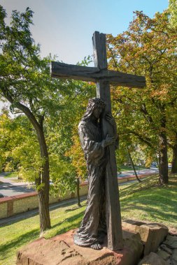 Chelm, Polonya, 25 Eylül 2020: Chelm 'deki Kutsal Bakire Meryem Bazilikası' nın etrafındaki süvariler, Jacek Kicinski 'nin heykeli - istasyon 2, İsa onun haçını kabul ediyor. Chelm 'deki Meryem Ana Tapınağı