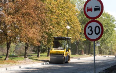 Yol silindiri asfaltın üst katmanını düzleştiriyor