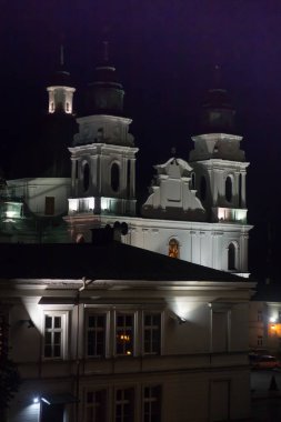 Tapınak, Doğu Polonya 'da Chelm' deki Bakire Meryem Bazilikası, Lublin yakınlarında, akşam üzeri alacakaranlıkta.