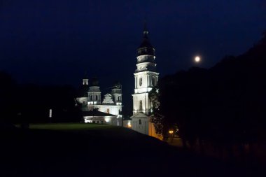 Tapınak, Doğu Polonya 'da Chelm' deki Bakire Meryem Bazilikası, Lublin yakınlarında, akşam üzeri alacakaranlıkta.