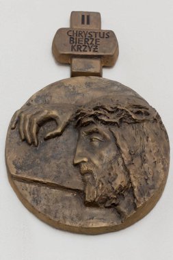 Chelm, Polonya, 25 Eylül 2020: Kilisedeki Çarmıhın İstasyonları, Doğu Polonya 'daki Meryem Ana' nın Kutsal Mabedi 