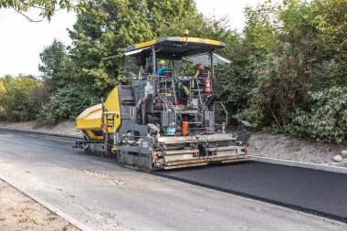 Asfalt katman uygulayarak sokak yenileme, sokağa asfalt döşeme makinesi