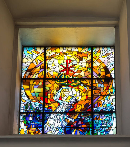 Челм, Польша, 25 сентября 2020 г.: витражное окно в окне церкви, храм Пресвятой Богородицы в Челме, Восточная Польша