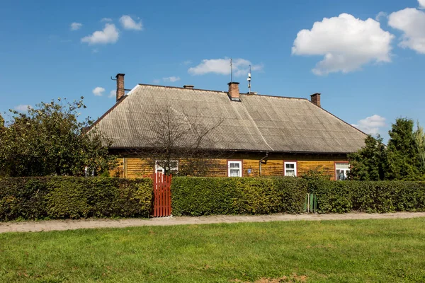 ポーランドのチェルムにあるカラフルな庭園のある古い歴史的住宅 第二次世界大戦前の鉄道建設のための労働者のための家の遺跡 今歴史的な建物 — ストック写真