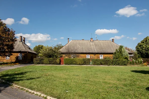 ポーランドのチェルムにあるカラフルな庭園のある古い歴史的住宅 第二次世界大戦前の鉄道建設のための労働者のための家の遺跡 今歴史的な建物 — ストック写真