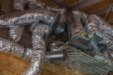 Kılcal ısıtma ve havalandırma kanalları çerçeve teknolojisiyle birlikte evde. MDF tahtalarındaki kılcal damar paspasları alçılarla kaplanmaya hazır. Yüzey ısıtması, kılcal hasırlar