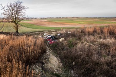 Issız bir yerde vahşi bir atık alanı. çeşitli gereksiz atıklar