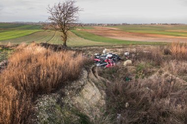 Issız bir yerde vahşi bir atık alanı. çeşitli gereksiz atıklar