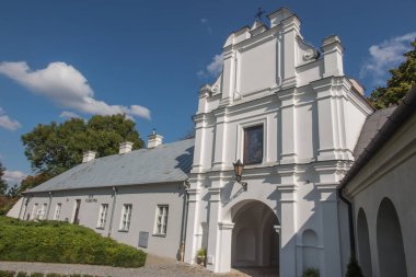 Polonya 'da Chelm' deki Meryem Ana 'nın Sığınağı' ndan çıkış kapısı gündüz vakti parkın yönündedir.)