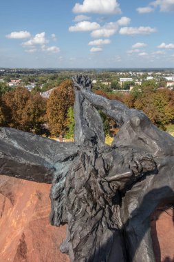 Chelm, Polonya, 25 Eylül 2020: Chelm 'deki Kutsal Bakire Meryem Bazilikası' nın etrafındaki süvariler, Jacek Kicinski 'nin heykeli - istasyon 11, İsa çarmıha gerildi (parça). Chelm 'deki Meryem Ana Tapınağı