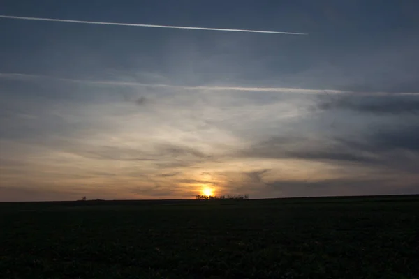 Herbstlicher Sonnenuntergang Über Ackerland Und Einem Farbenfrohen Himmel — Stockfoto