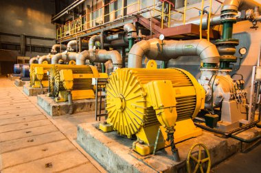 Elektrik motorları tarafından sürülen büyük su pompalarıyla kurulumlar