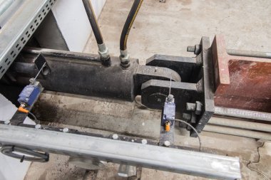 Biyokütleyi depodan kazana taşımak için hidrolik çalıştırıcının bir parçası.