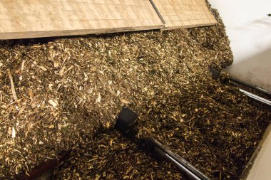 Biyokütleyi depodan kazana taşımak için hidrolik çalıştırıcının bir parçası.