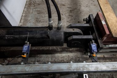 Biyokütleyi depodan kazana taşımak için hidrolik çalıştırıcının bir parçası.