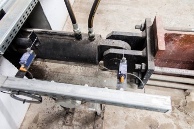 Biyokütleyi depodan kazana taşımak için hidrolik çalıştırıcının bir parçası.