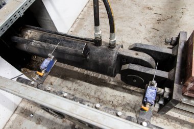 Biyokütleyi depodan kazana taşımak için hidrolik çalıştırıcının bir parçası.